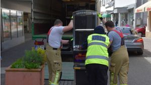Die Polizei lässt nach einer Razzia einen illegalen Glücksspielautomaten abtransportieren. Allerdings werden auch viele legale Geräte abgebaut. Foto: Friedrich/7aktuell.de | Friedrich