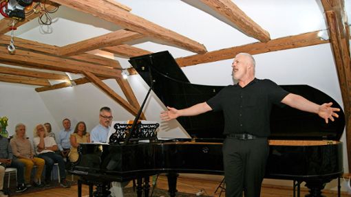 Mit Liedern und Klaviermusik begeisterten Giomar Stehl (Flügel) und Guido Weber ( Gesang) die vielen Besucher. Foto: Vögele