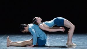Adhonay Soares da Silva und Mackenzie Brown verbiegen sich in Roman Novitzkys Ballett „A Dialogue“. Foto: Stuttgarter Ballett//Roman Novitzky