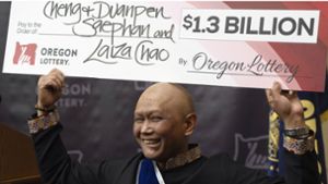 Lottogewinner Cheng Saephan hält  einen mit 1,3 Milliarden Dollar dotierten Scheck in die Höhe. Foto: dpa/Jenny Kane