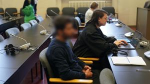 Der Angeklagte (vorne) sitzt zu Beginn des Prozesses wegen Geiselnahme seiner Tochter in Hamburg vor Gericht. Foto: dpa/Marcus Brandt
