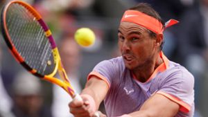 Präzision und Kraft: Während der ATP-Tour Mutua Madrid Open entgleiten Rafael Nadal aus Spanien kurz die Gesichtszüge. Das Spiel entscheidet er jedoch für sich und steht nun im Achtelfinale. Foto: Manu Fernandez/AP/dpa