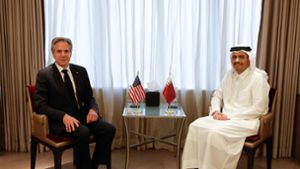 US-Außenminister Antony Blinken (l.) trifft sich mit Katars Premierminister und Außenminister Mohammed bin Abdulrahman bin Jassim Al Thani in Riad. Foto: Evelyn Hockstein/Pool Reuters/AP/dpa