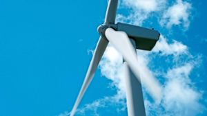 Neubulach will fünf Windräder errichten. Bis die Anlagen aber tatsächlich grünen Strom erzeugen, dauert es noch ein paar Jahre. Foto: © borneolover - stock.adobe.com