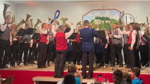 Zum Abschluss des Konzerts spielten die Musikkapellen aus Erlaheim und Hausen am Tann gemeinsam den „Böhmischen Traum“. Foto: Neher