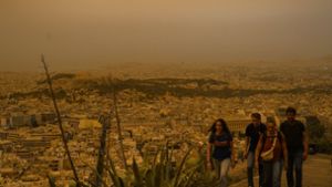 Erwarte uns so viel Saharastaub wie hier am 23. April  in Athen? Foto: dpa/Petros Giannakouris