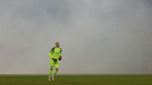 Kickers-Torwart Felix Dornebusch    hat  in dieser  Szene Rauchschwaden hinter sich – in der 79. Minute unterlief  ihm ein folgenschwerer Fehler. Foto: Pressefoto Baumann/Hansjürgen Britsch