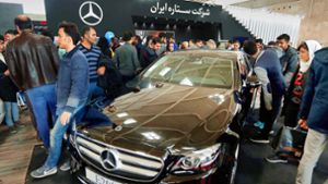 Ein Mercedes wird Ende 2017  bei einer Automobilshow auf dem Teheraner  Messegelände bewundert. Ein Jahr später hat  der Stuttgarter Autobauer nach Inkrafttreten neuer US-Sanktionen    alle geschäftlichen Aktivitäten im Iran eingestellt. Foto: dpa/Farshid-Motahari Bina