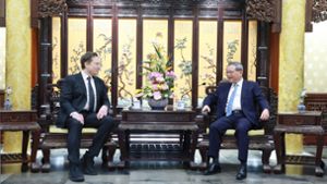 Der chinesische Premierminister Li Qiang trifft sich in Peking mit Elon Musk (l.). Foto: Wang Ye/XinHua/dpa