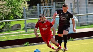 Eren Bayrak (am Ball, gegen den Fischbacher Sven Müller) ist mit dem VfB Villingen in der Kreisliga A1 seit acht Spielen unbesiegt. Foto: Holger Rohde