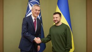 Wolodymyr Selenskyj (r.) begrüßt Jens Stoltenberg in Kiew. Foto: ---/Ukrainian Presidential Press Office/AP/dpa