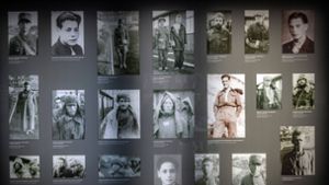 Bilder von ehemaligen Häftlingen in der Gedenkstätte des KZ Sachsenhausen in Oranienburg bei Berlin Foto: IMAGO/Jürgen Ritter
