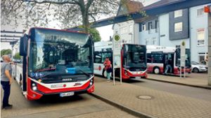 Drei auf einen Streich: die E-Bus-Flotte im Einsatz am Bahnhof Öhringen Foto: Andreas Geldner
