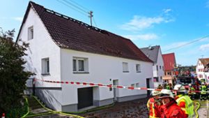 Im Dachgeschoss dieses Hauses in der Hirsauer Straße in Ottenbronn brach am Montagnachmittag ein Feuer aus. Foto: Krokauer