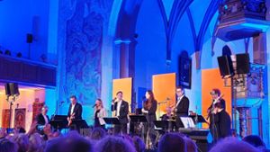 In himmlisches Blau war die Martinskirche getaucht, als „Südlich von Stuttgart“ mit seinen musikalischen Freunden dort einen „Crossover“-Mix servierte. Foto: Barbara Szymanski