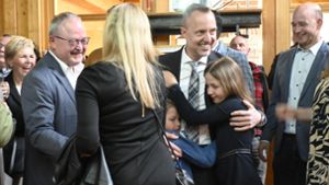Lag, wie vor zwei Wochen, auch nach der Stichwahl vorn: Sven Christmann (Mitte) mit Familie und umringt von Gratulanten. Foto: Sonja Störzer