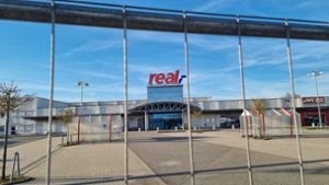 Leerstand in Oberndorf: Real-Markt – Gelände  weiträumig abgesperrt