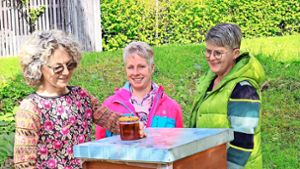 Treffen am Bienenstock (von links): Susanne Schneider, Christine Seiter und Bianca Treiber   zeigen einen selbst hergestellten Hornissen-Locktopf. Foto: Gegenheimer
