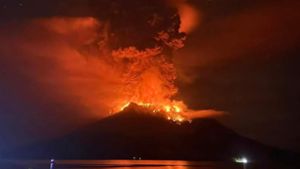 Der 725 Meter hohe Feuerberg Ruang im Sangihe-Archipel nördlich der Insel Sulawesi schleuderte eine 2000 Meter hohe Säule aus Asche, Rauch und Gestein in den Himmel, wie die nationale Agentur für Geologie berichtete. Foto: Uncredited/BPBD Sitaro/AP/dpa