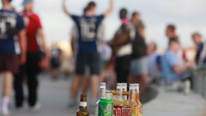 Party auf der Promenade am Strand von Arenal. Mallorca läutet die Partysaison ein. Foto: Clara Margais/dpa