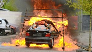 Auf dem Autodach durch eine Flammenwand: Stunts wie diese mussten sorgfältig vorbereitet werden. Foto: Lothar Schwark